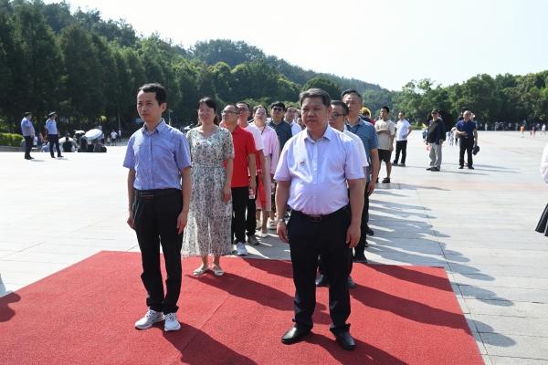 校党委理论学习中心组赴韶山参观见学